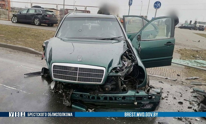 Когда тесно на дороге | «Mercedes» не уступил — «Renault» вылетел 