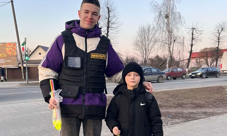 В Лунинце раздают фликеры