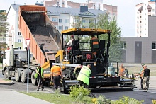 В Микашевичах асфальтируют улицу Скорины