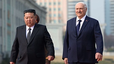 Лукашенко подарил АВТОМАТ Ким Чен Ыну! // "НА ВСЯКИЙ СЛУЧАЙ! Если враги появятся!"