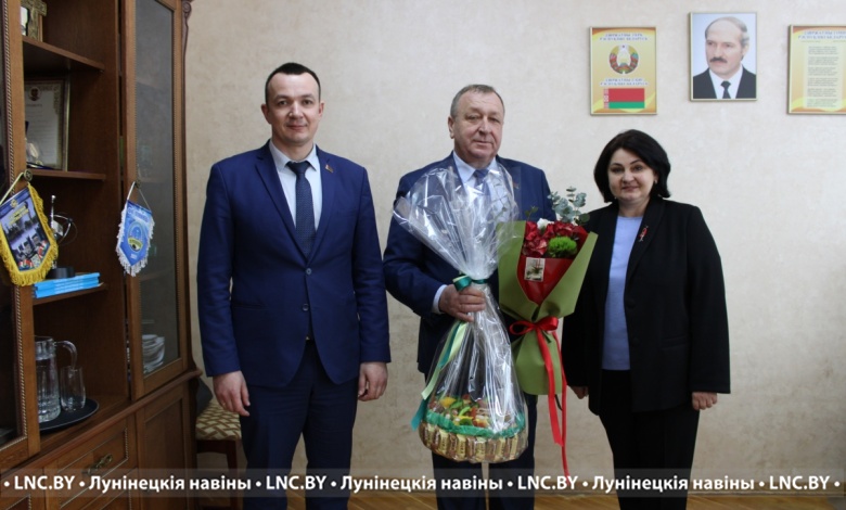 Принимает поздравления директор ОАО «Вульковский рассвет» Владимир Соц