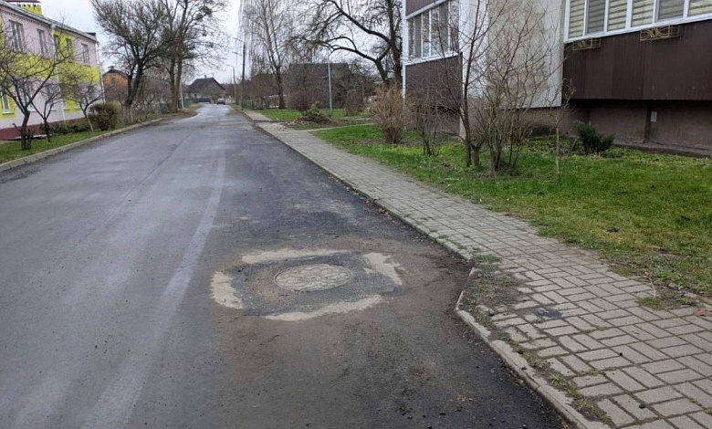 Люки подняли на улице Строителей в Лунинце