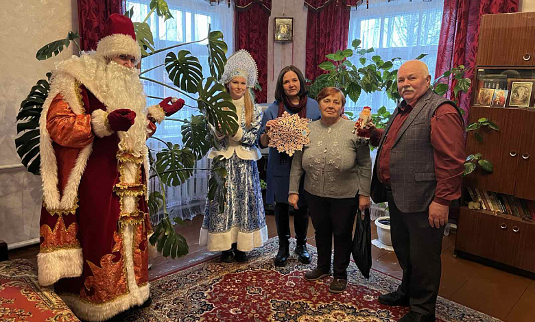 От всей души! Соцработники Лунинецкого района помогают создать праздничную атмосферу