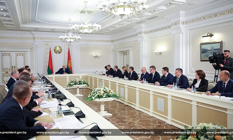 Лукашенко: Двое детей было! В комнате не развернуться! Туалет на улице!