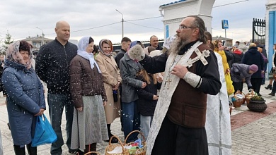 Великая суббота: освящение пасхальной снеди в храме Рождества Иоанна Предтечи в Микашевичах