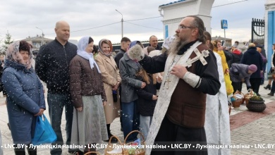 Великая суббота: освящение пасхальной снеди в храме Рождества Иоанна Предтечи в Микашевичах