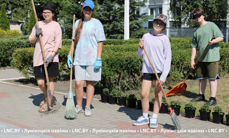В Год благоустройства первые шаги к трудовой жизни сделали гимназисты из Микашевичей