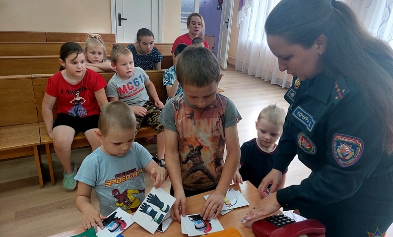 Выратавальнікі займаюцца з дзецьмі ў Лунінецкім раёне