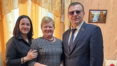 От всей души! Именинниц поздравили в Лунинецком районе