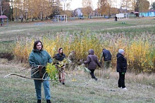 Работники райисполкома занимались благоустройством территории на прудах Бохоново в Лунинце