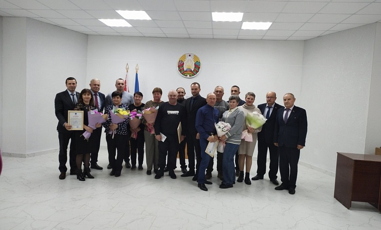 Продолжают принимать поздравления семьи в Лунинецком районе