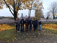 На республиканском субботнике работники прокуратуры навели порядок возле братской могилы жертв фашизма
