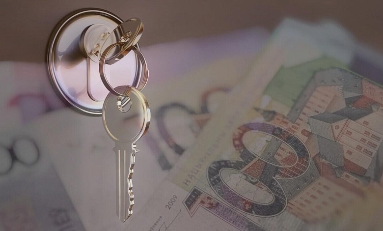 Пенсионерка лишилась недвижимости и крупной суммы денег