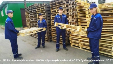 Стройотрядовцы работают на молочном заводе в Лунинце