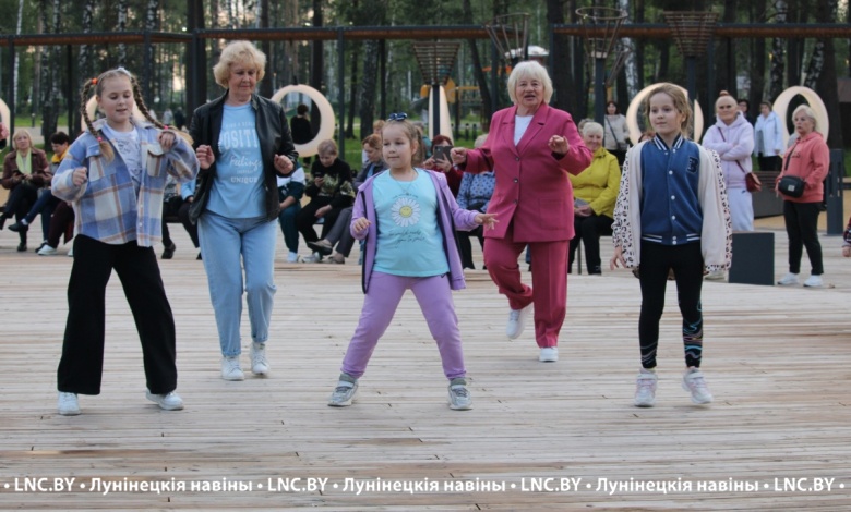 Танцы под открытым небом проходят в Микашевичах (Лунинецкий район)