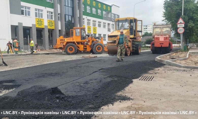 Дорожники приступили к асфальтированию улицы Гагарина в Лунинце