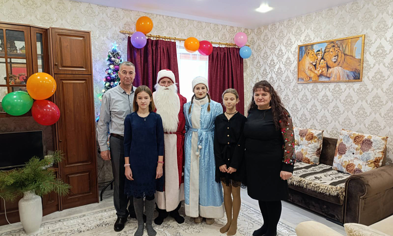 Депутаты поздравляют приёмные семьи в Лунинецком районе