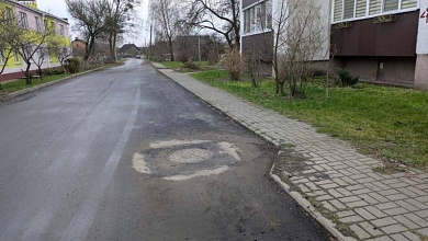 Люки подняли на улице Строителей в Лунинце