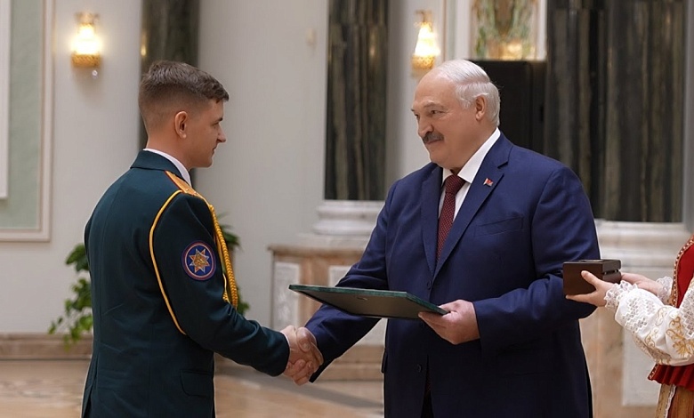 Лукашенко: Прочитал, что писали в тиктоках! // Про сроки обучения, TikTok, картошку и выпускников