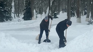 Лукашенко с сыном Николаем убирают снег! // Циклон "Улли" накрыл Беларусь