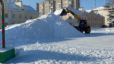 Фотофакт: в центре Лунинца преобразилась любимая детская снежная горка!