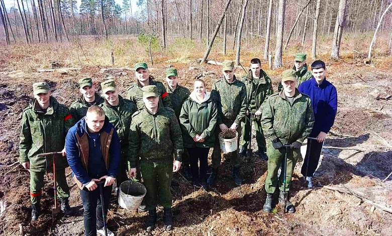 Военные не остались в стороне и дали лесу новую жизнь в Лунинецком районе