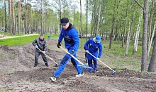 Молодежь "Гранита" вышла на субботник в городской лесопарк Микашевичей