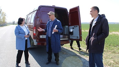Условия труда во время массовых полевых работ проверяют в Лунинецком районе