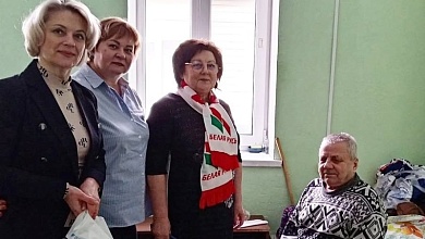 Активисты "Белой Руси" вручили лунинчанам подарки