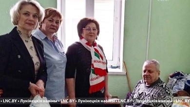 Активисты "Белой Руси" вручили лунинчанам подарки