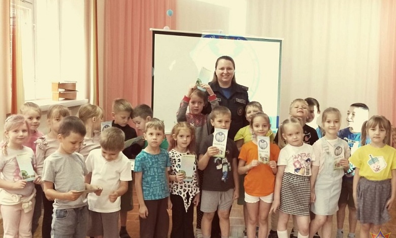 В Лунинецком районе спасатели поговорили с детьми о безопасности