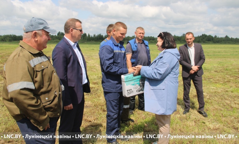 Откуда берется «Асаблівае» и кто кормит коров | Кипит работа на полях и фермах  