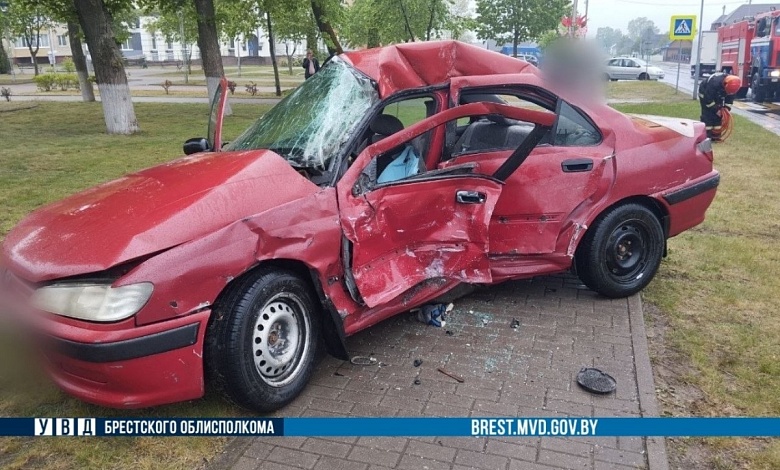 Автобус смял легковушку в Столине