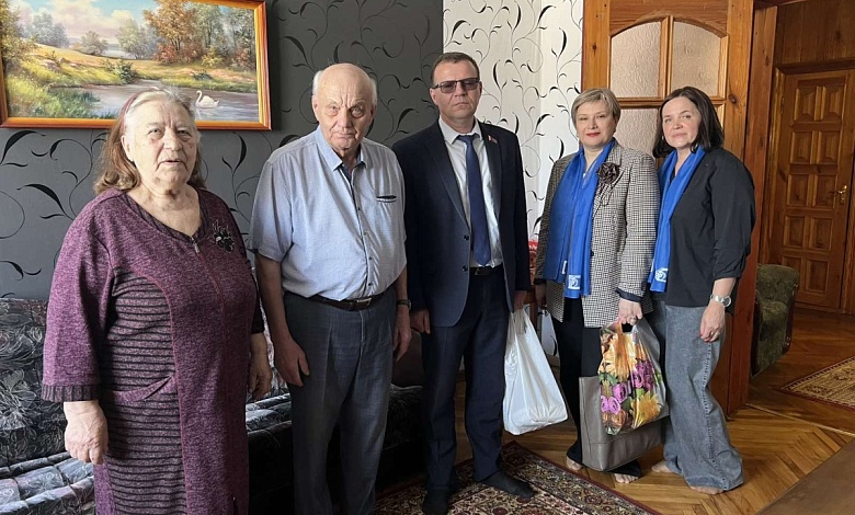 Депутат Эдуард Северин поздравляет лунинчан