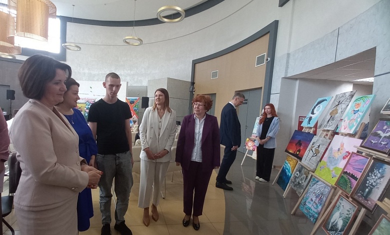 Лунинчане презентовали выставку картин Министру труда и социальной защиты 