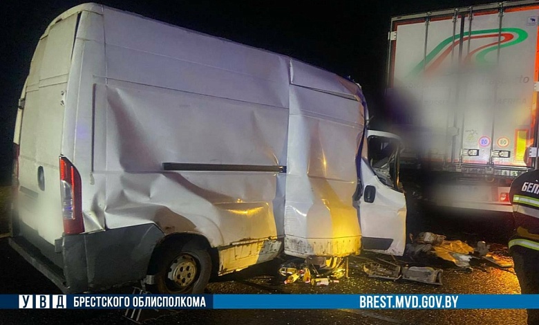 Бус и седельный тягач столкнулись на автотрассе М1. Погиб пассажир 