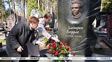 Память Змитрока Бядули почтили на Восточном кладбище в Минске