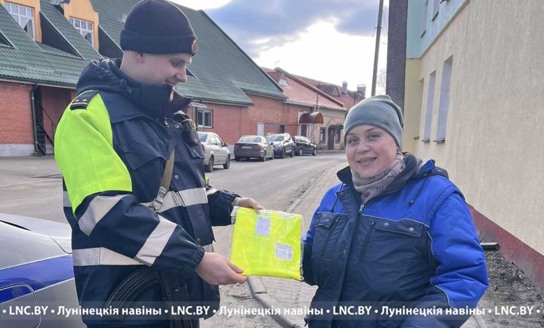 Сотрудники ГАИ продолжают раздавать фликеры