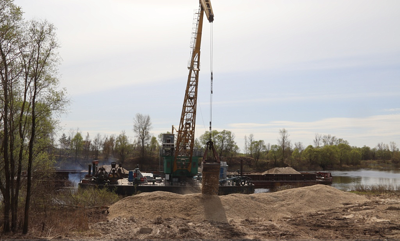 По воде и железной дороге доставляют материалы для строительства моста между Лунинецким и Столинским районами