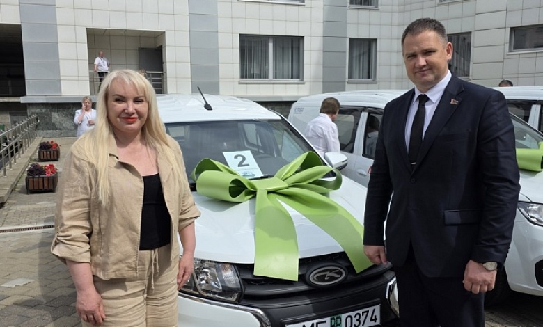 Сразу 12 новых автомобилей передал Беларусбанк учреждениям здравоохранения  
