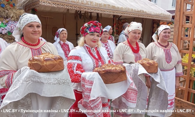 Подворье Лунинецкого района посетили почетные гости областного фестиваля «Дожинки» 