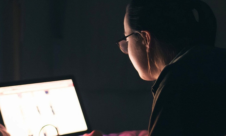 По старой схеме! Беглые "политики" готовы на все!