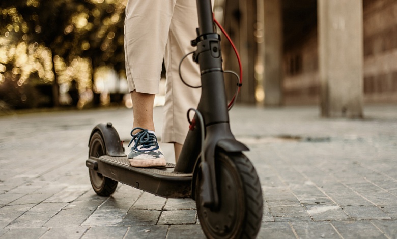 Женщину сбил на электросамокате 14-летний парень. Придется заплатить почти 8 тыс. рублей