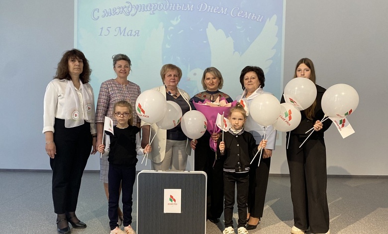 В Лунинце многодетная мама принимала поздравления в День семьи