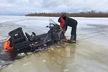 Можно ли перемещаться на снегоходе по льду водоёмов? Ответили специалисты