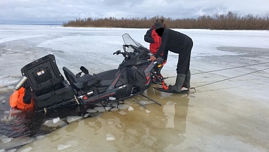 Можно ли перемещаться на снегоходе по льду водоёмов? Ответили специалисты