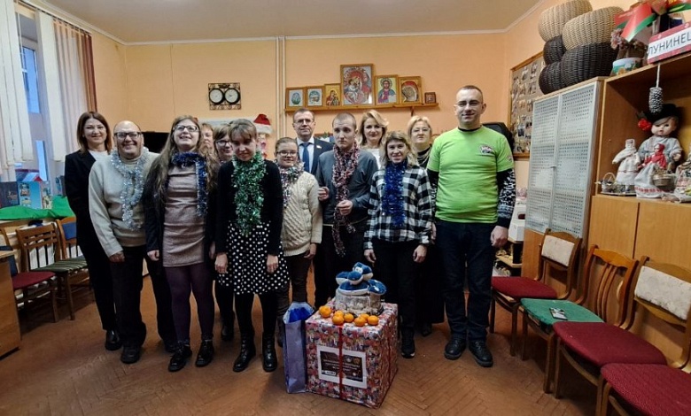 Душевное тепло и праздничное настроение дарят в Лунинецком районе   