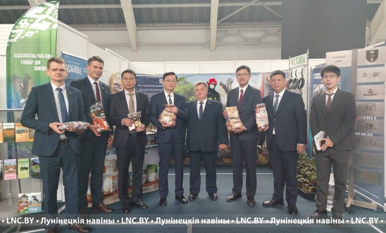 Гости из Китая интересуются предприятиями Лунинецкого района