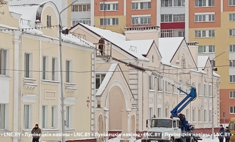 Фотофакт: коммунальники очищают здания от сосулек и снега в Лунинце