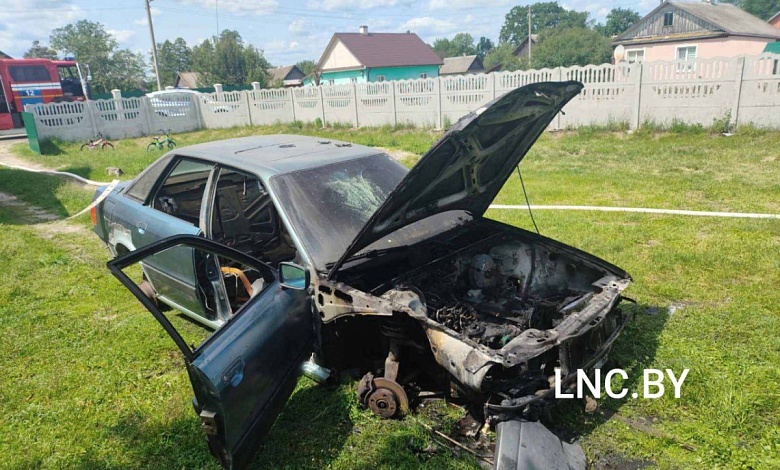 Горел старенький автомобиль Audi в Лунинецком районе